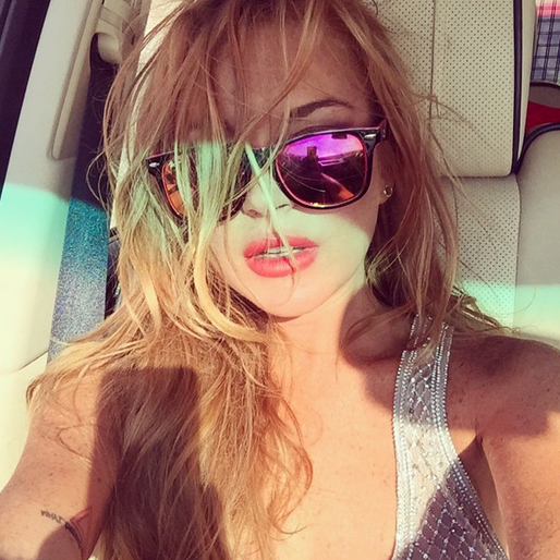 Lindsay Lohan tar en solig selfie. Lindsay Lohan tar en solig selfie.